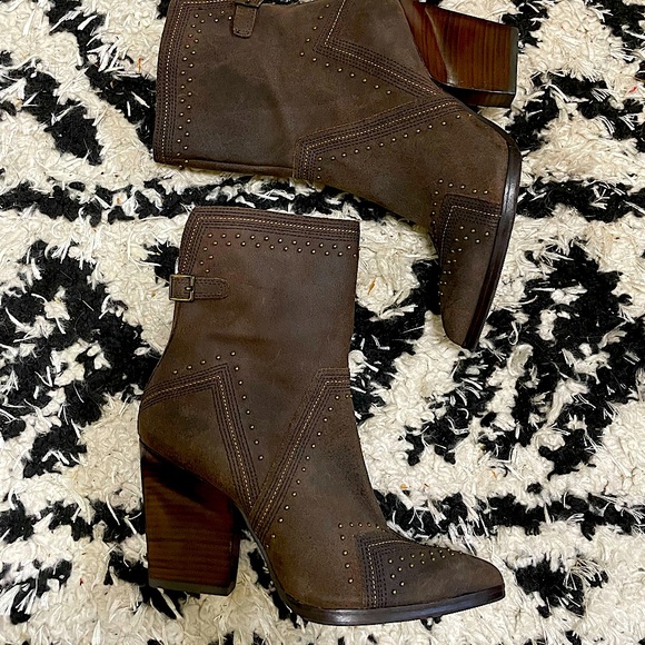 New/like new Studded Leather Vegas Western Ankle boots by Donald Pliner - Picture 2 of 4